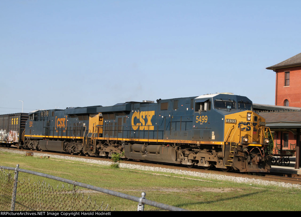 CSX 5499 & 3084 lead train Q400-20 northbound